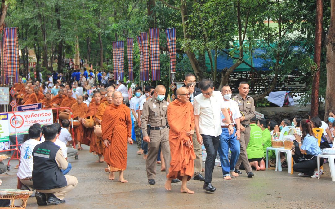 ทำบุญตักบาตรและทำโรงทานในวันคลายวันเกิดหลวงพ่อสายทอง เตชะธัมโม ประจำปี 2563